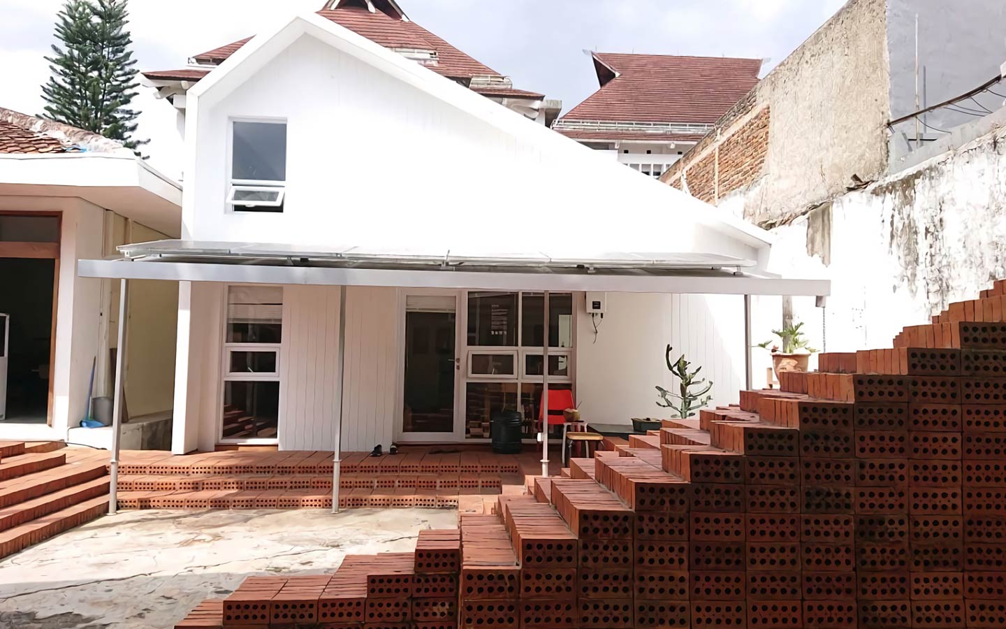 Rumah Atap Miring ke Belakang