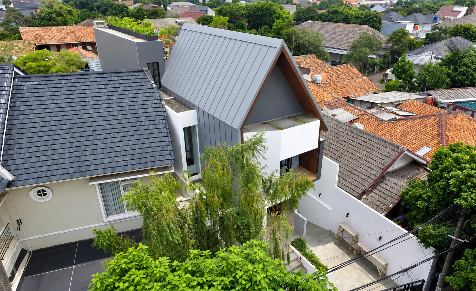 Rumah Atap Miring ke Belakang