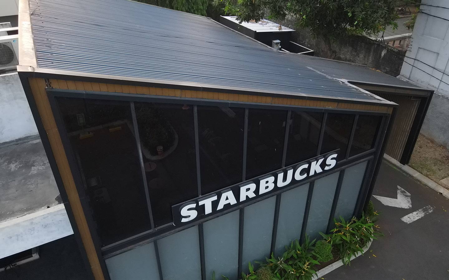 Rumah Atap Miring ke Belakang